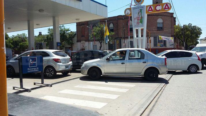 Colas en las estaciones de servicio ante inminente aumento de los combustibles