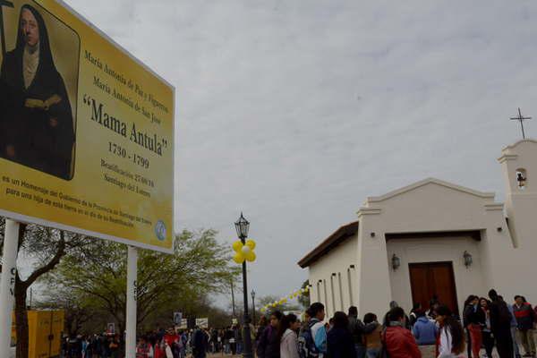 Saldraacuten colectivos de la parroquia de Mailiacuten hacia la capilla de Mama Antula