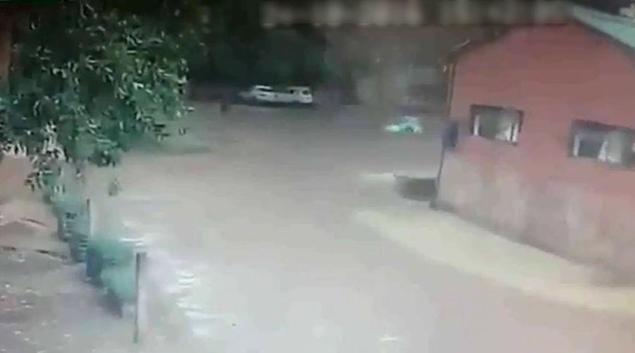 Video- el impactante momento en el que un rayo golpea a una mujer