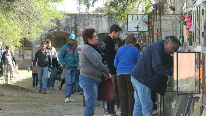 Los choyanos visitan los cementerios de la zona