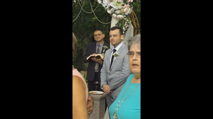 El desconsolado llanto de un novio al ver a su amada llegando al altar