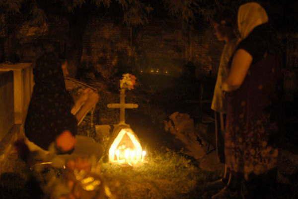 Todo el interior repite la ancestral costumbre de alumbrar a sus muertos