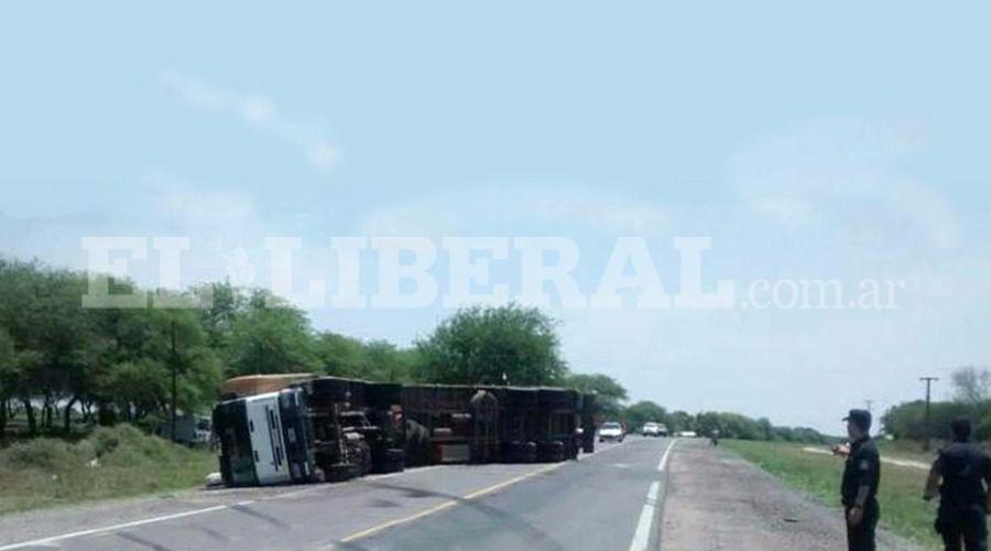 Violento vuelco de un camioacuten de carga sobre Ruta 9