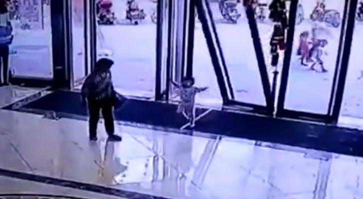 Video- el tremendo momento en que una puerta de cristal cae sobre una nintildea