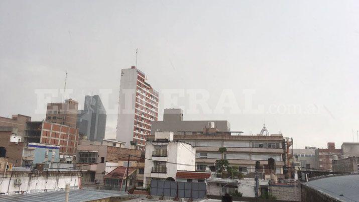 Una fuerte lluvia con granizo azotoacute la ciudad