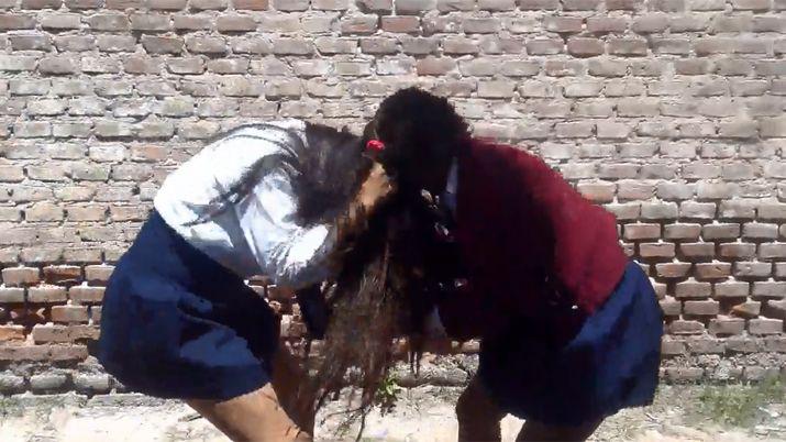 Indignacioacuten por maacutes videos de las alumnas peleando en Antildeatuya