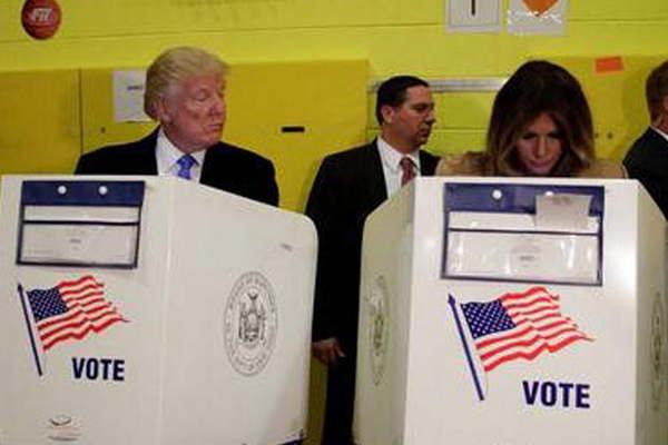 Donald Trump fue sorprendido espiando el voto de su esposa