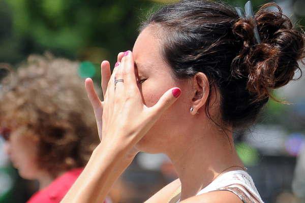 Debido al intenso  calor asisten por  deshidratacioacuten  a nintildeos y adultos