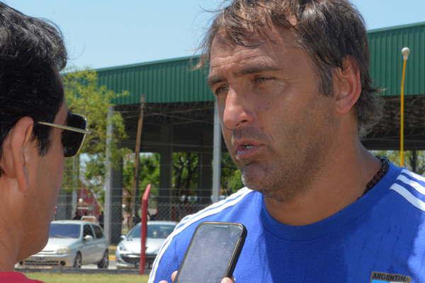 Carlos Chapa Retegui- El  hockey necesita de maacutes canchas 