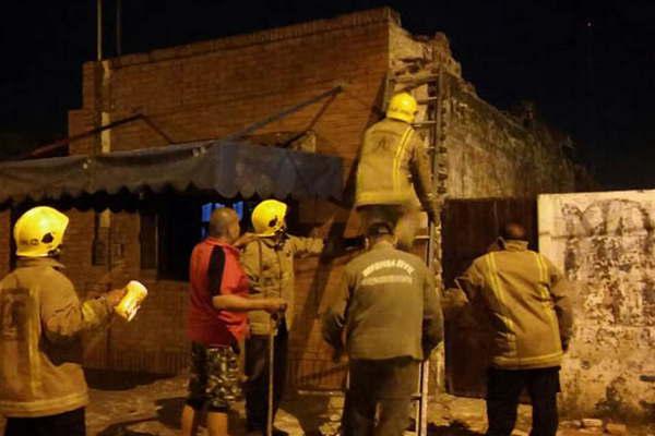 Paacutenico por el derrumbe del techo de un quiosco