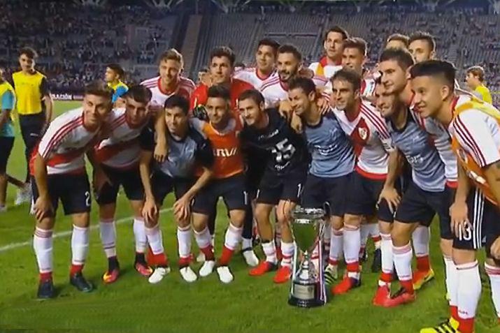 El plantel de River Plate posa con la Copa obtenida ante Olimpia