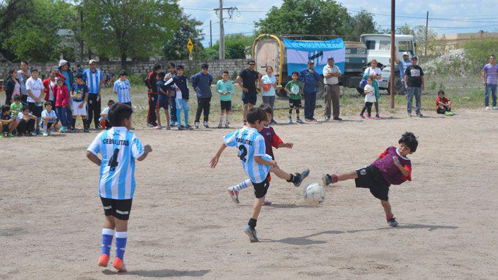 Varios clubes quieren quedarse con la gloria en un torneo de fuacutetbol infantil