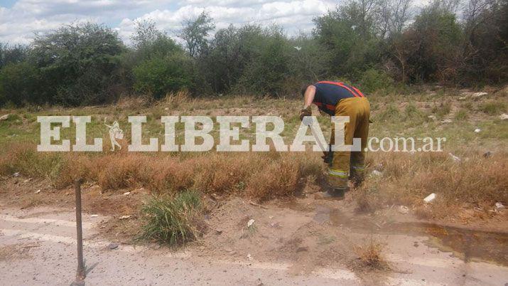 Camioacuten cargado con aacutecido niacutetrico perdioacute parte de su carga