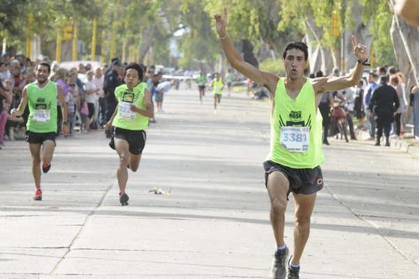 Gerardo Atiacutea  brilloacute con luz propia  