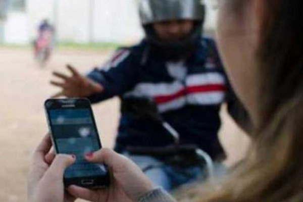 Adolescente se defendioacute de un robo quemaacutendole la cara a un motochorro