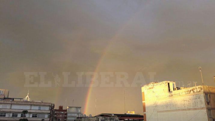 Impresionante arcoiacuteris y cielo naranja se vio en Santiago