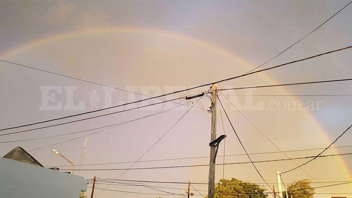 Impresionante arcoiacuteris y cielo naranja se vio en Santiago