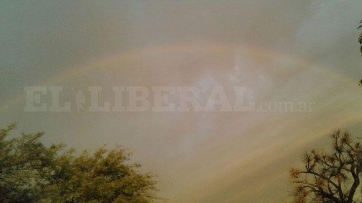 Impresionante arcoiacuteris y cielo naranja se vio en Santiago