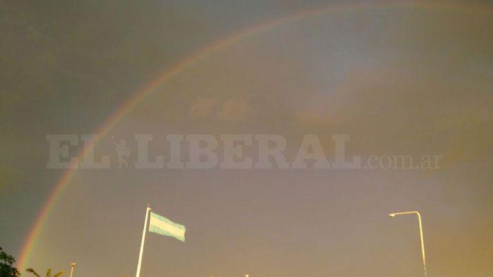 Impresionante arcoiacuteris y cielo naranja se vio en Santiago