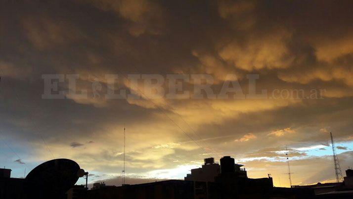 Impresionante arcoiacuteris y cielo naranja se vio en Santiago