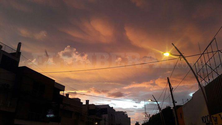 Impresionante arcoiacuteris y cielo naranja se vio en Santiago