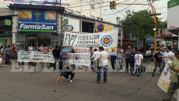 Taxistas realizaron una protesta cortando el traacutensito esta mantildeana