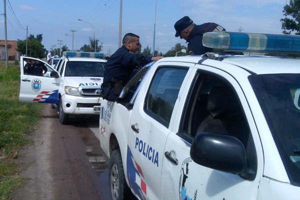 Arrebatoacute un celular se arrojoacute al Dulce para huir y se atrincheroacute en una casa 