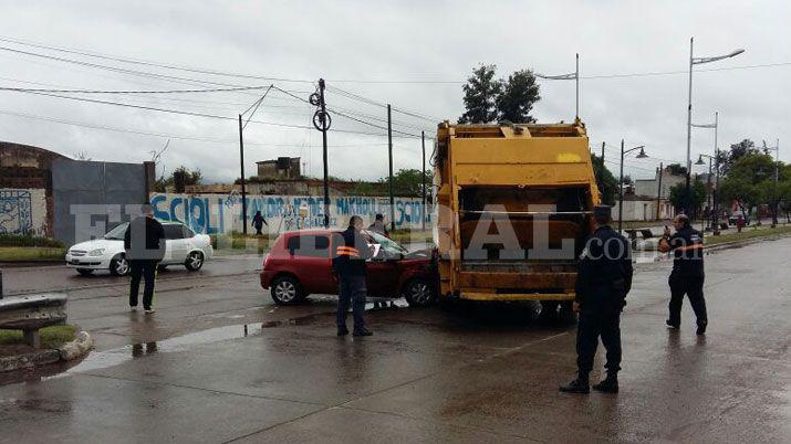 Violento choque entre un auto y un camioacuten recolector de basura