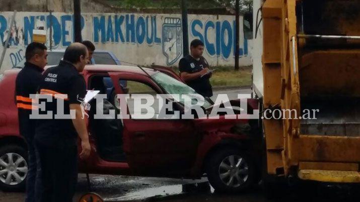 Violento choque entre un auto y un camioacuten recolector de basura