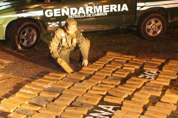 Secuestraron maacutes de 300 kilos de marihuana ocultos en un camioacuten