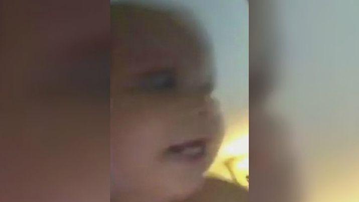 Viral- una beba le roboacute el celular a su hermana y graboacute toda la fuga