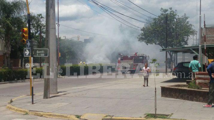 Se incendioacute un remis en avenida Belgrano y causoacute temor