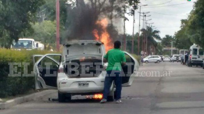 Se incendioacute un remis en avenida Belgrano y causoacute temor