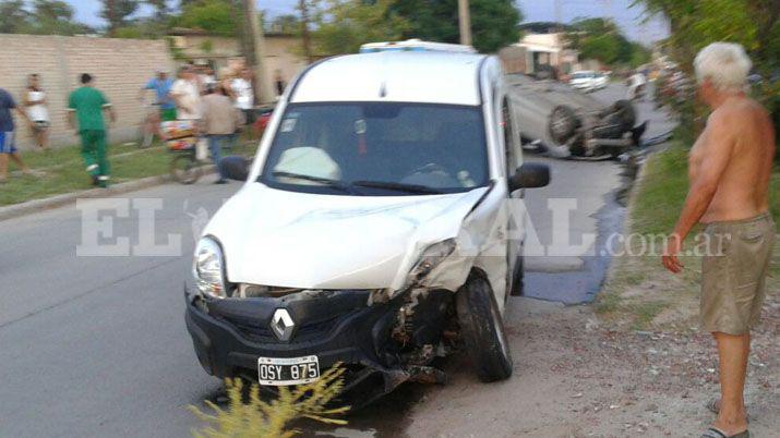 Choque y vuelco entre un auto y un utilitario