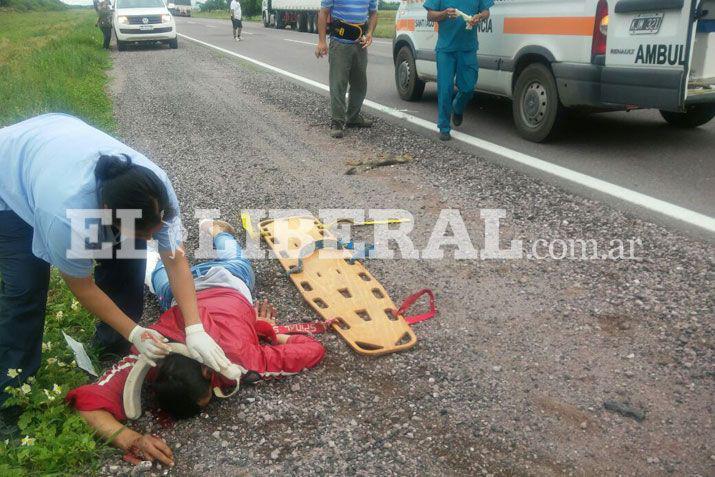 Motociclista lucha por su vida tras chocar con un camioacuten