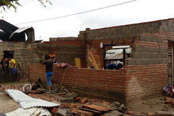 Asisten a familias afectadas por fuertes tormentas en San Pedro