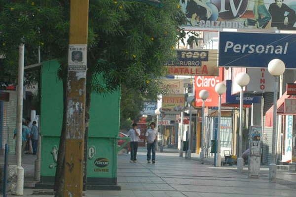 Por el feriado nacional hoy los servicios seraacuten reducidos en la ciudad