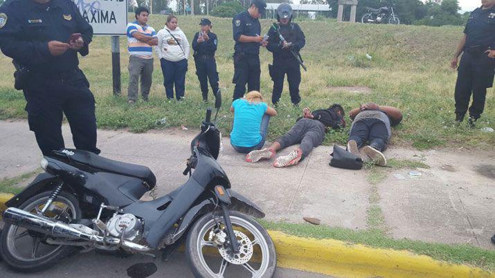 Tres bandentildeos fueron detenidos por arrebatar una cartera