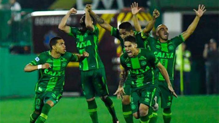 Se estrelloacute el avioacuten en el que viajaba el plantel del Chapecoense de Brasil