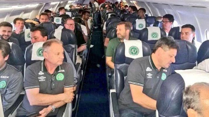 Se estrelloacute el avioacuten en el que viajaba el plantel del Chapecoense de Brasil