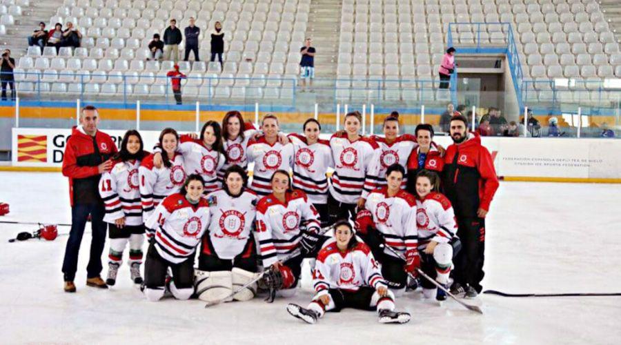 Hija de santiaguentildeos se destaca en el hockey sobre hielo en Espantildea