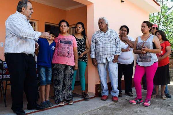 Entregan moacutedulos habitacionales en la Capital e interior provincial