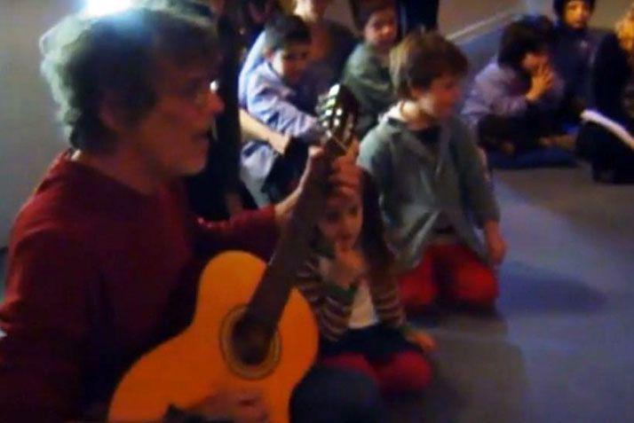 El Flaco Spinetta cantando Muchacha ojos de papel en un jardiacuten de infantes