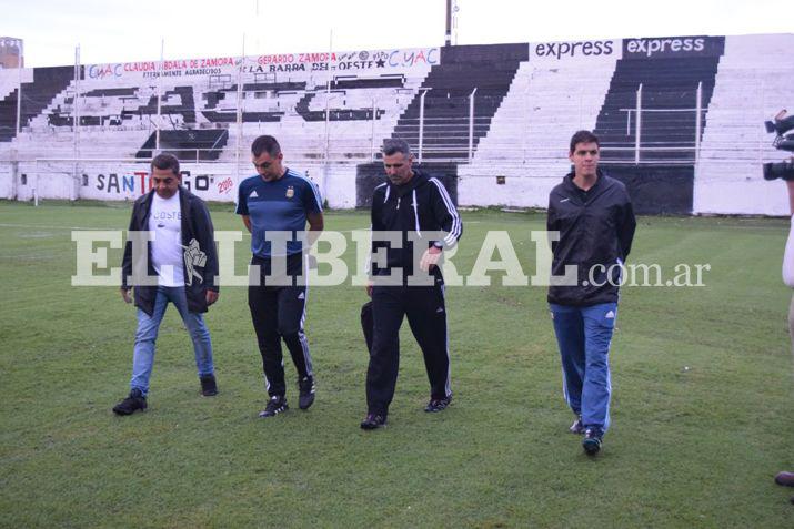 Las autoridades deportivas controlaron el estado de la cancha