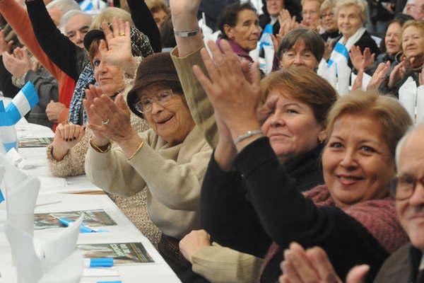 Abonaraacuten un bono de mil pesos a los jubilados  que cobran la miacutenima