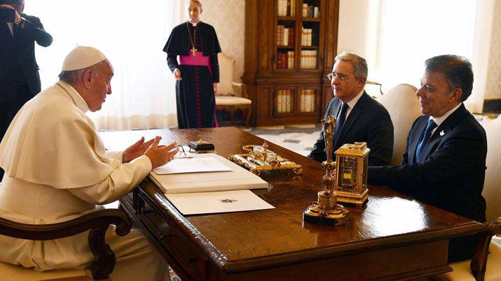 El Papa Francisco reunioacute a Santos y Uribe en el Vaticano