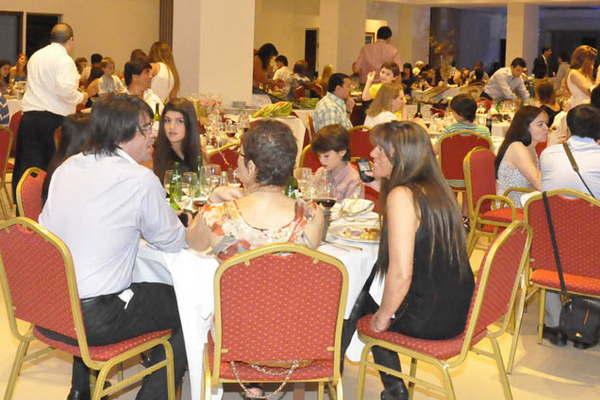 Pasar las fiestas fuera de casa- crecen las reservas en restaurantes y hoteles de Santiago 