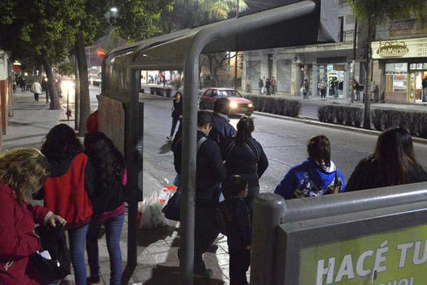 Por medidas de fuerza el lunes no habraacute colectivos entre las 20 y las 22