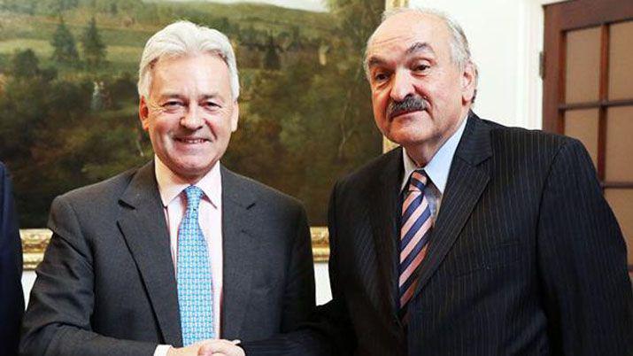 Alan Duncan y Pedro Villagra tras la firma del acuerdo
