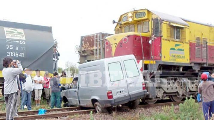 Camioneta quedó atrapada en las vías y un tren la arrolló